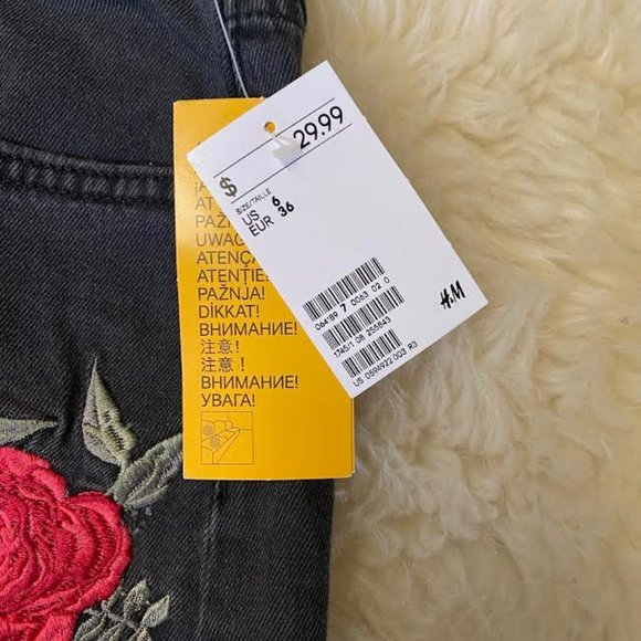 NWT H&M Women 6 Rose Embroidered High Rise Black Denim Shorts Cut Off Raw Hem - Picture 4 of 6